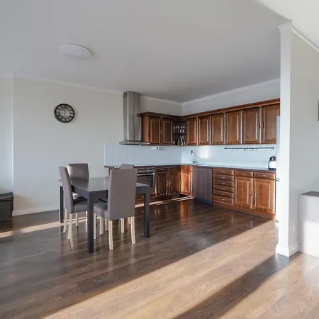 Spacious & Bright 2 Close To City Center דירה