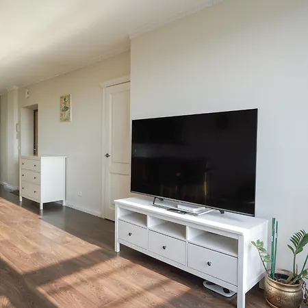 Spacious & Bright 2 Close To City Center דירה