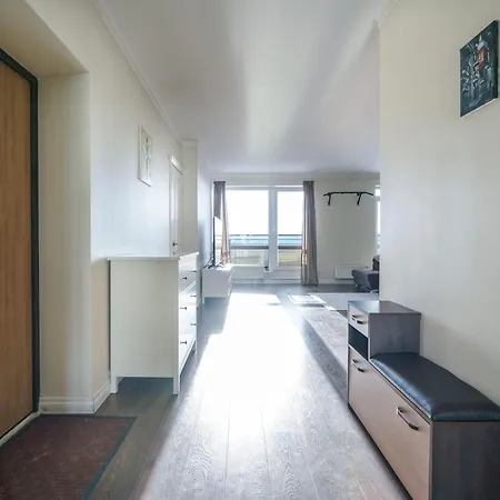 Spacious & Bright 2 Close To City Center *