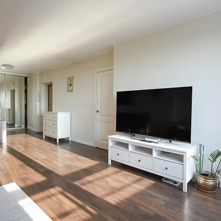 Spacious & Bright 2 Close To City Center דירה *