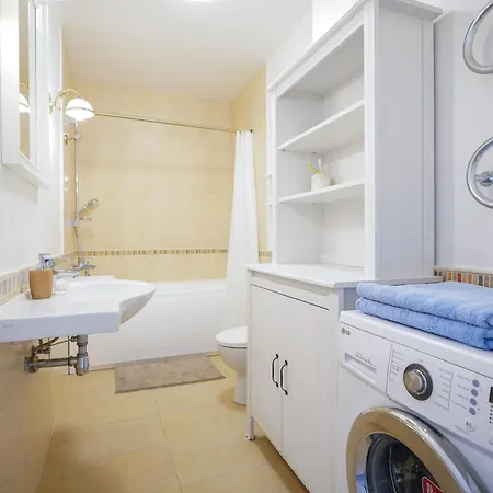 דירה Spacious & Bright 2 Close To City Center *
