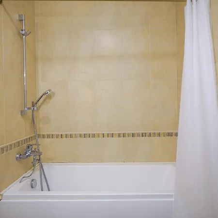 Spacious & Bright 2 Close To City Center