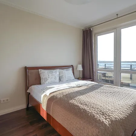 Spacious & Bright 2 Close To City Center *