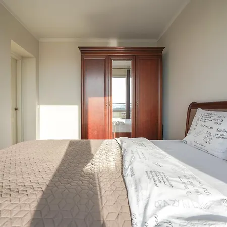 דירה Spacious & Bright 2 Close To City Center