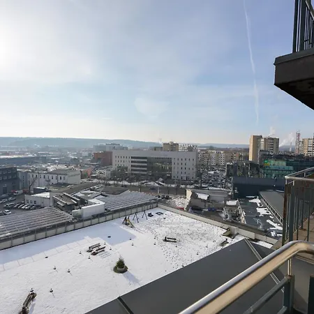 Spacious & Bright 2 Close To City Center *