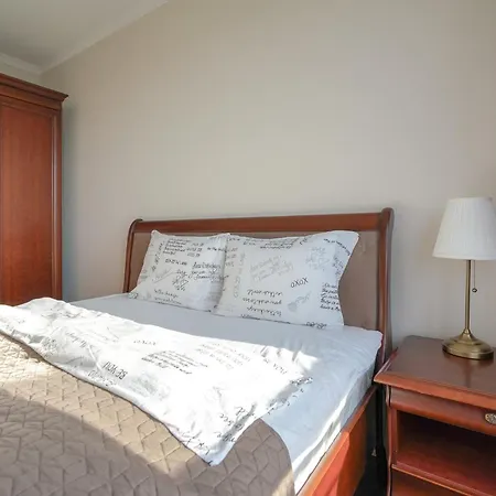 Spacious & Bright 2 Close To City Center